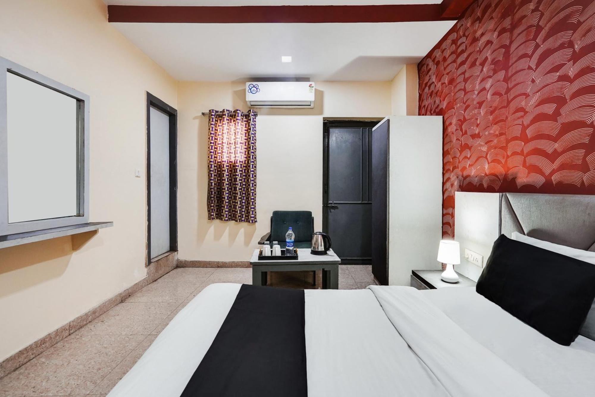 Hotel O Crystal 아흐메다바드 외부 사진